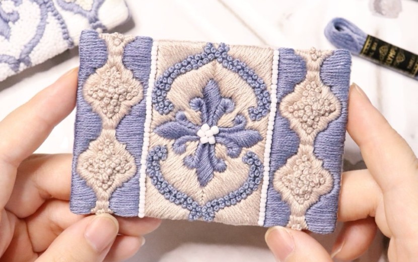 【刺繍カードケースの作り方】布用接着剤で貼るだけ！簡単な刺繍のカードケースUP