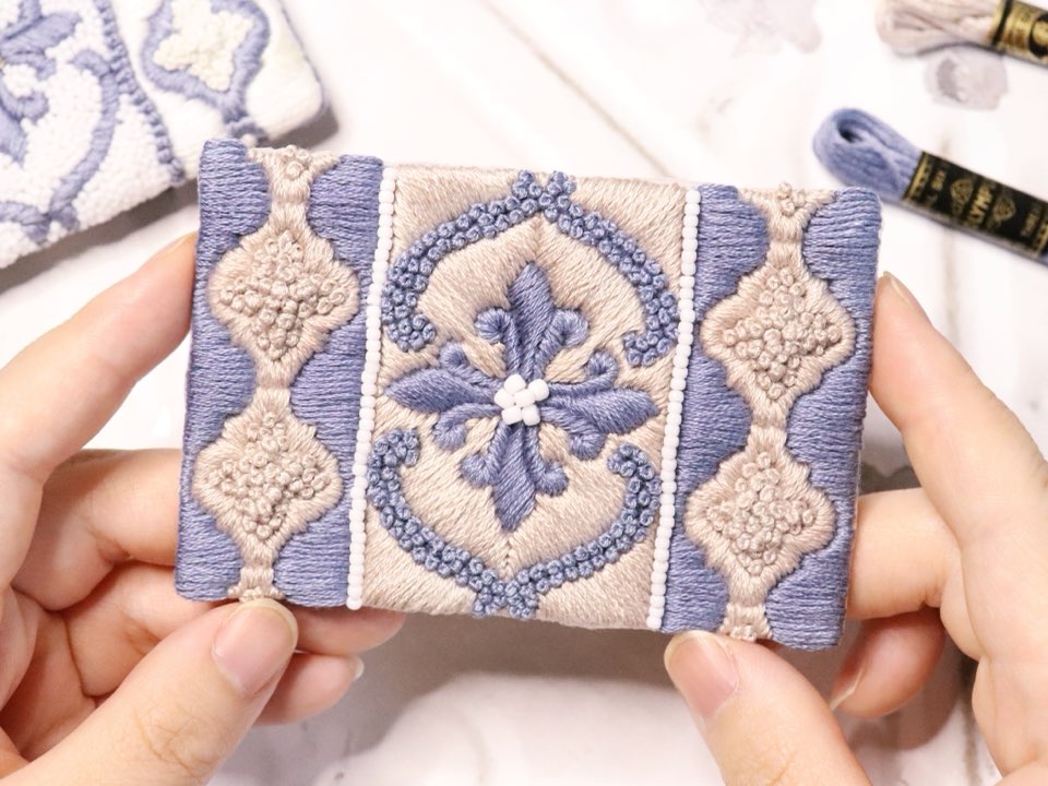 【刺繍カードケースの作り方】布用接着剤で貼るだけ！簡単な刺繍のカードケースUP