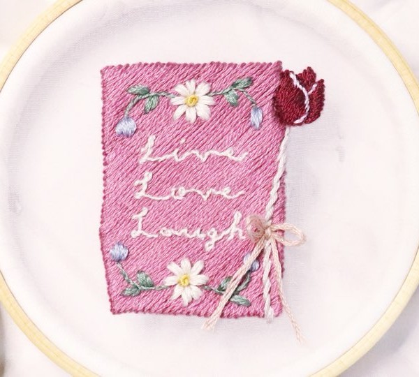 大切な人に贈りたい刺繍 | Live, Love, Laughのメッセージカードとチューリップの刺繍