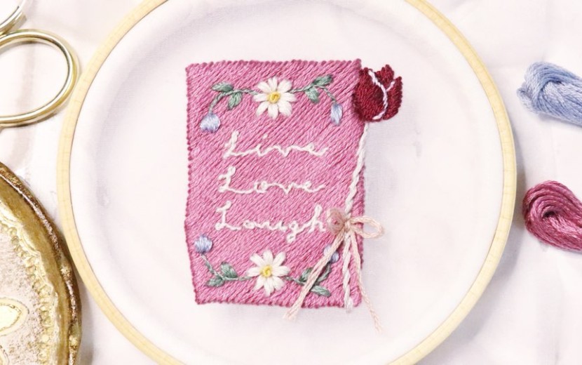 大切な人に贈りたい刺繍 | Live, Love, Laughのメッセージカードとチューリップの刺繍