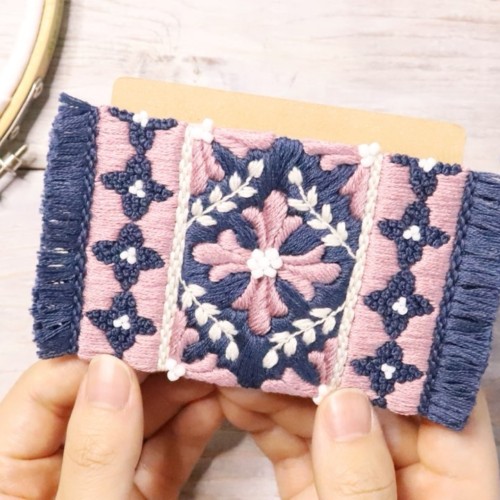 【カードケースの作り方】ネイビー&ピンクのお花模様 | フリンジ刺繍のカードケース