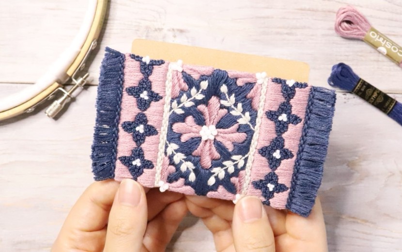 【カードケースの作り方】ネイビー&ピンクのお花模様 | フリンジ刺繍のカードケース