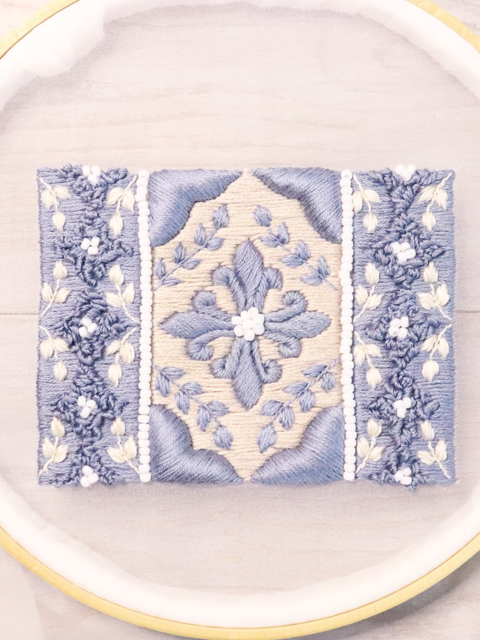 ブルーとベージュの刺繍装飾 | ラグのような刺繍ステッチ＆立体的なサテンステッチ