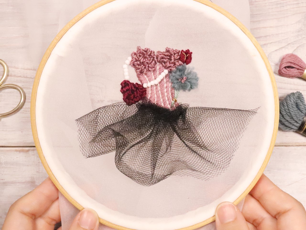ふわふわウールのお花とバレリーナの刺繍